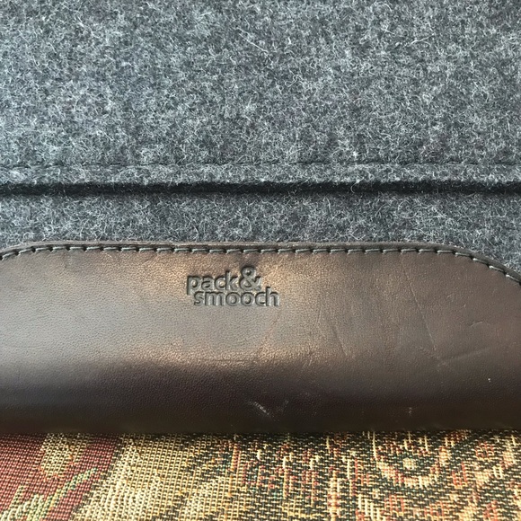 PACK & SMOOCH Hampshire Wool Laptop Sleeve - Picture 4 of 7